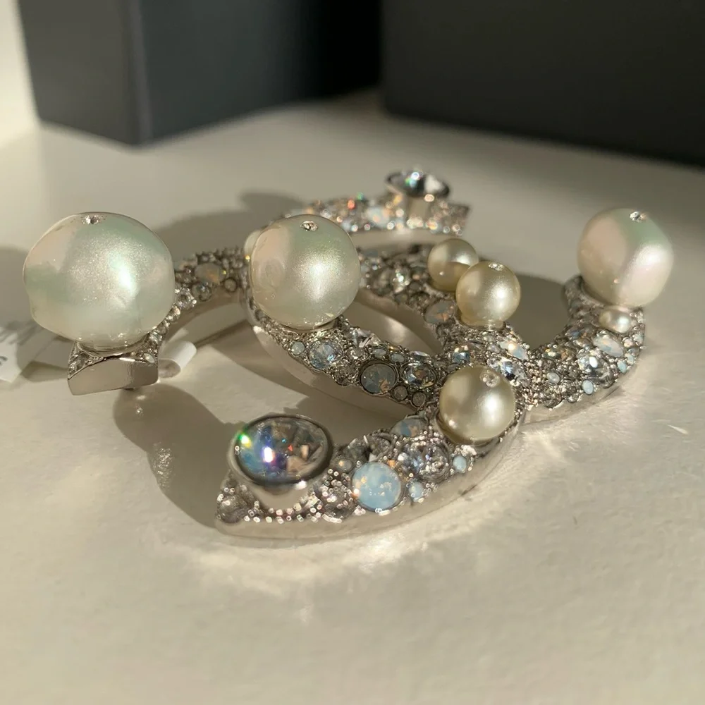 XL Pearl Chanel broach pin